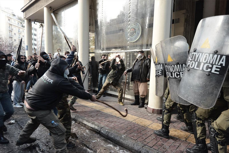 Οργή λαού και παρολίγον λιντσάρισμα του Α.Τσίπρα: «Με 400 ευρώ μπορείς να ζήσεις; Να ψοφήσεις» του φώναζαν οργισμένοι πολίτες-Γυαλιά καρφιά από τους αγρότες – «Βράζει» η κοινωνία (βίντεο-εικόνες)